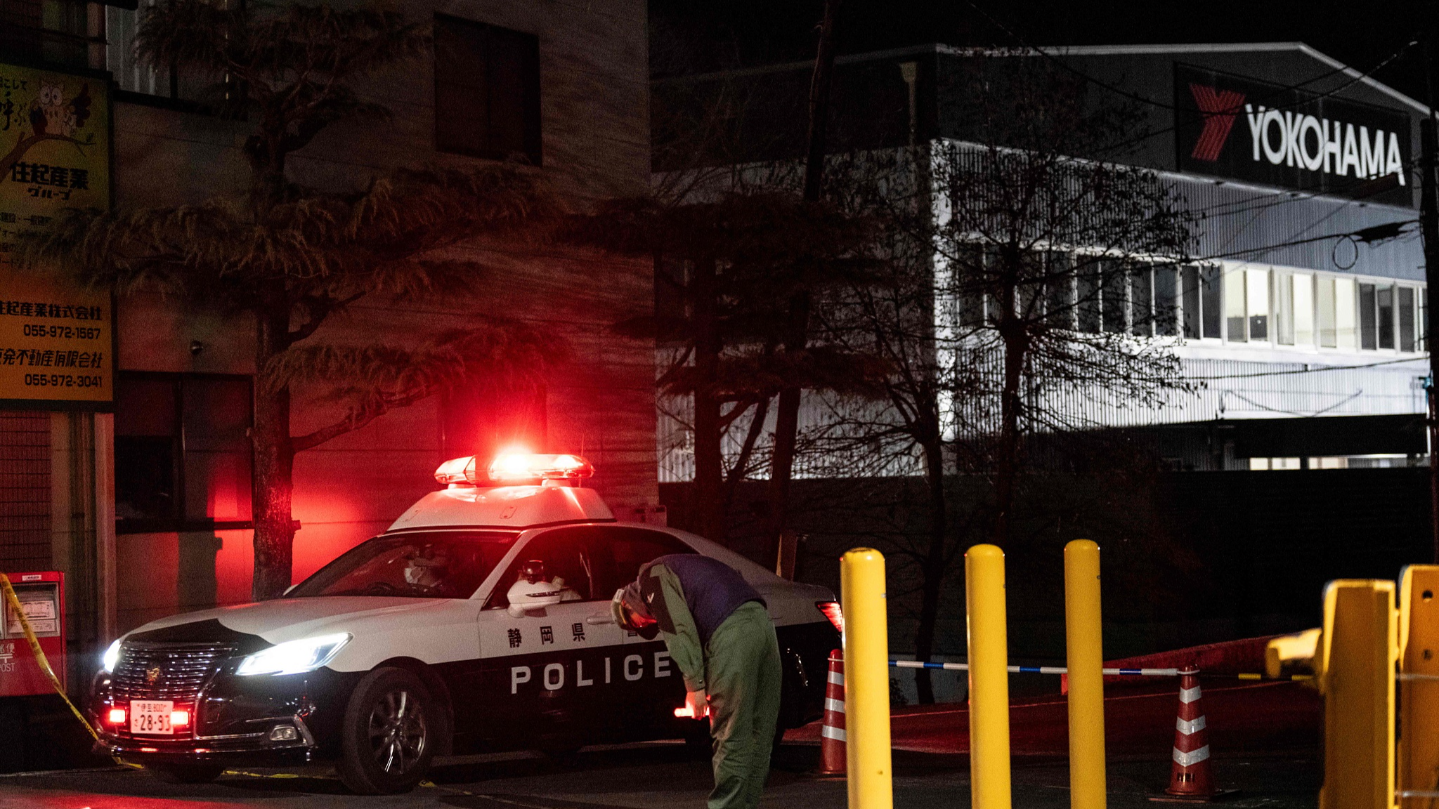 The image shows after an attack, a worker bows as a police car leaves the factory, Shizuoka Prefecture, central Japan, December 26, 2025. /VCG