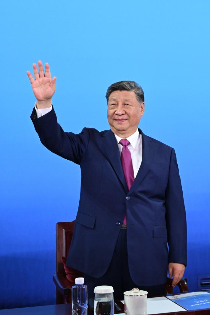 Chinese President Xi Jinping waves during the opening ceremony of China's 15th National Games in Guangzhou, south China's Guangdong Province, November 9, 2025. /Xinhua
