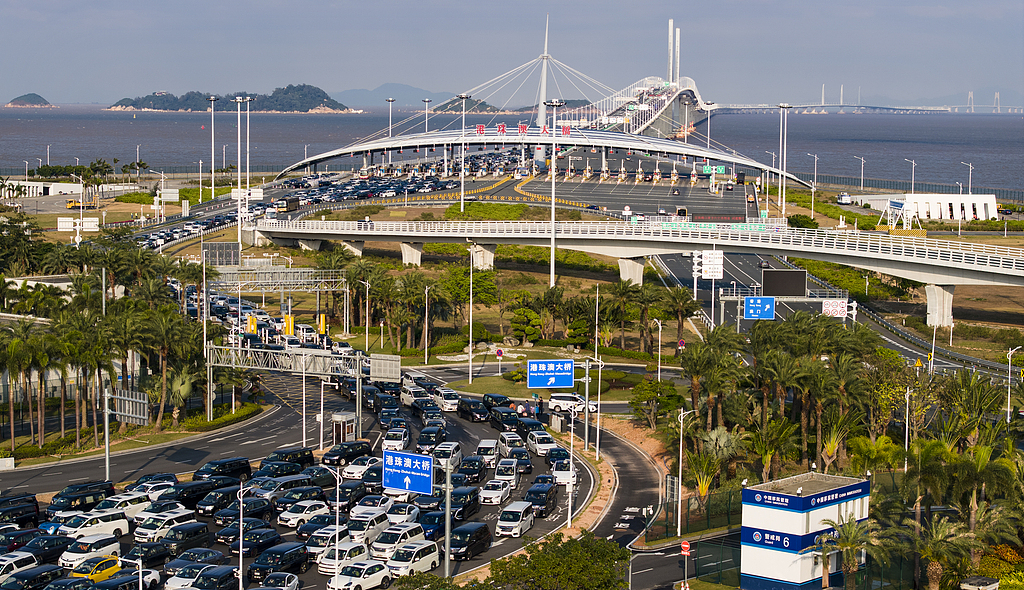 Hong Kong-registered vehicles head to the Zhuhai Port of the Hong Kong-Zhuhai-Macao Bridge in Zhuhai, south China's Guangdong Province, December 25, 2025. /VCG