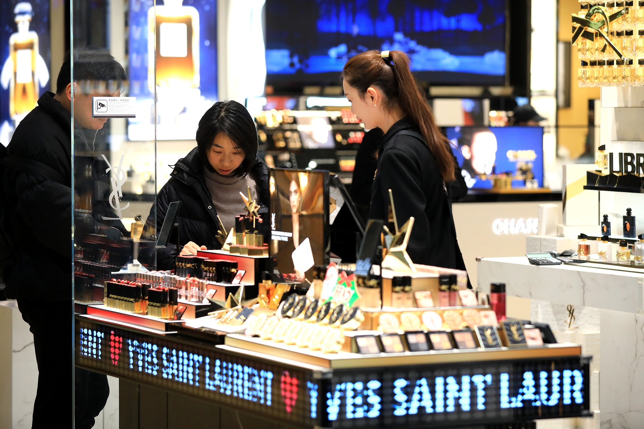 Shoppers browse products at a cosmetics counter in Huai'an, Jiangsu Province, China, December 27, 2025. /VCG