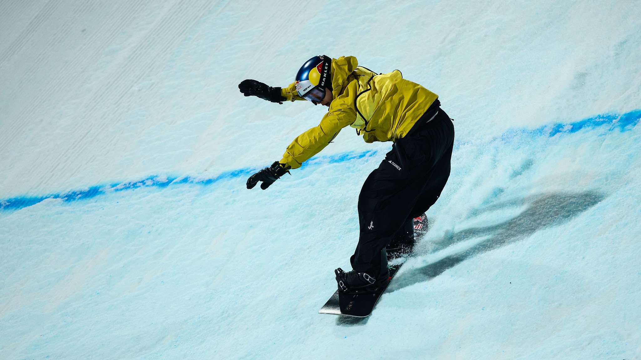 Su Yiming of China competes in the men's big air final at the FIS Snowboard World Cup in Beijing, December 6, 2025. /VCG