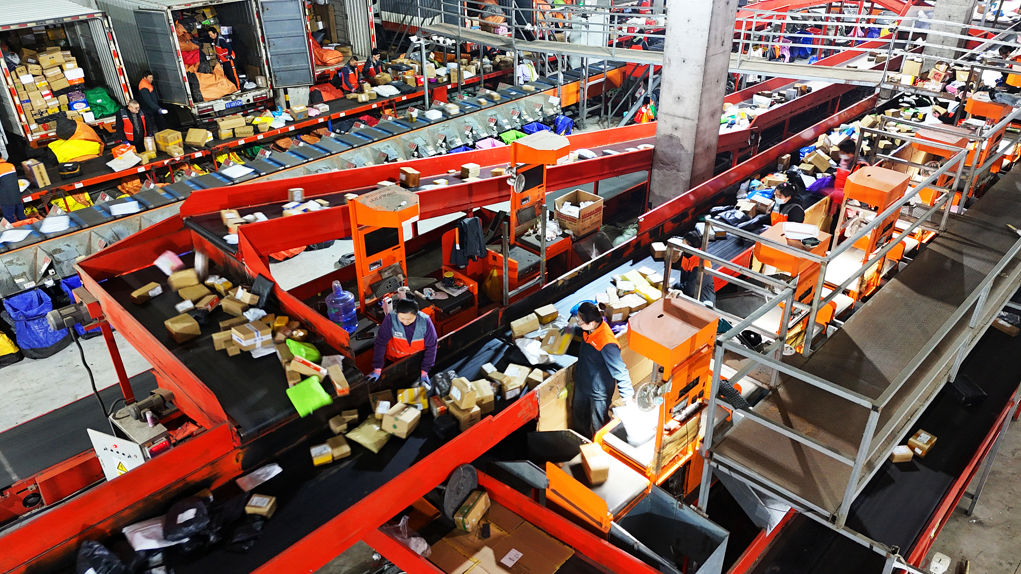 Workers sorting and dispatching parcels at a logistics center in Lianyungang, Jiangsu Province, China, December 11, 2025. /VCG