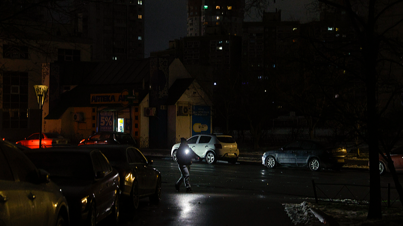 People walk a dark street during an electricity cut-off in Kyiv, Ukraine, December 27 2025. /VCG