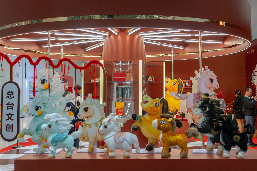A cultural and creative store featuring the 2026 CMG Spring Festival Gala mascots for the Year of the Horse welcomes passengers at Gangxiabei Metro Station in Shenzhen, Guangdong Province, on December 27, 2025. /VCG