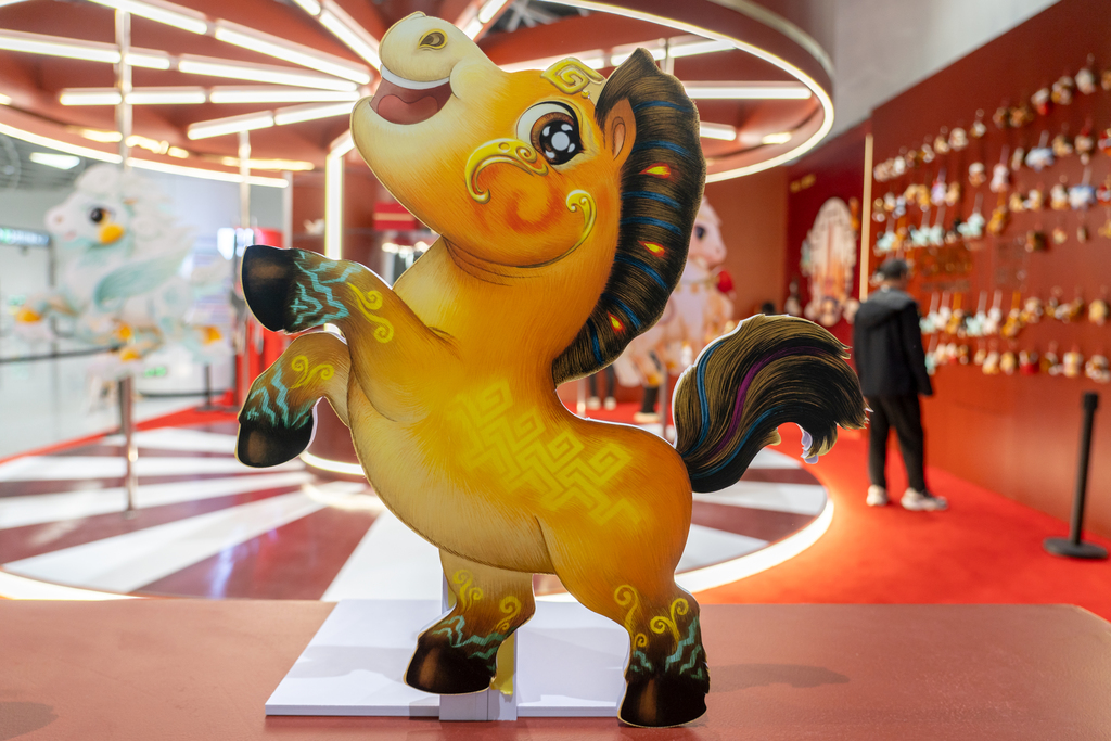 A cultural and creative store featuring the 2026 CMG Spring Festival Gala mascots for the Year of the Horse welcomes passengers at Gangxiabei Metro Station in Shenzhen, Guangdong Province, on December 27, 2025. /VCG
