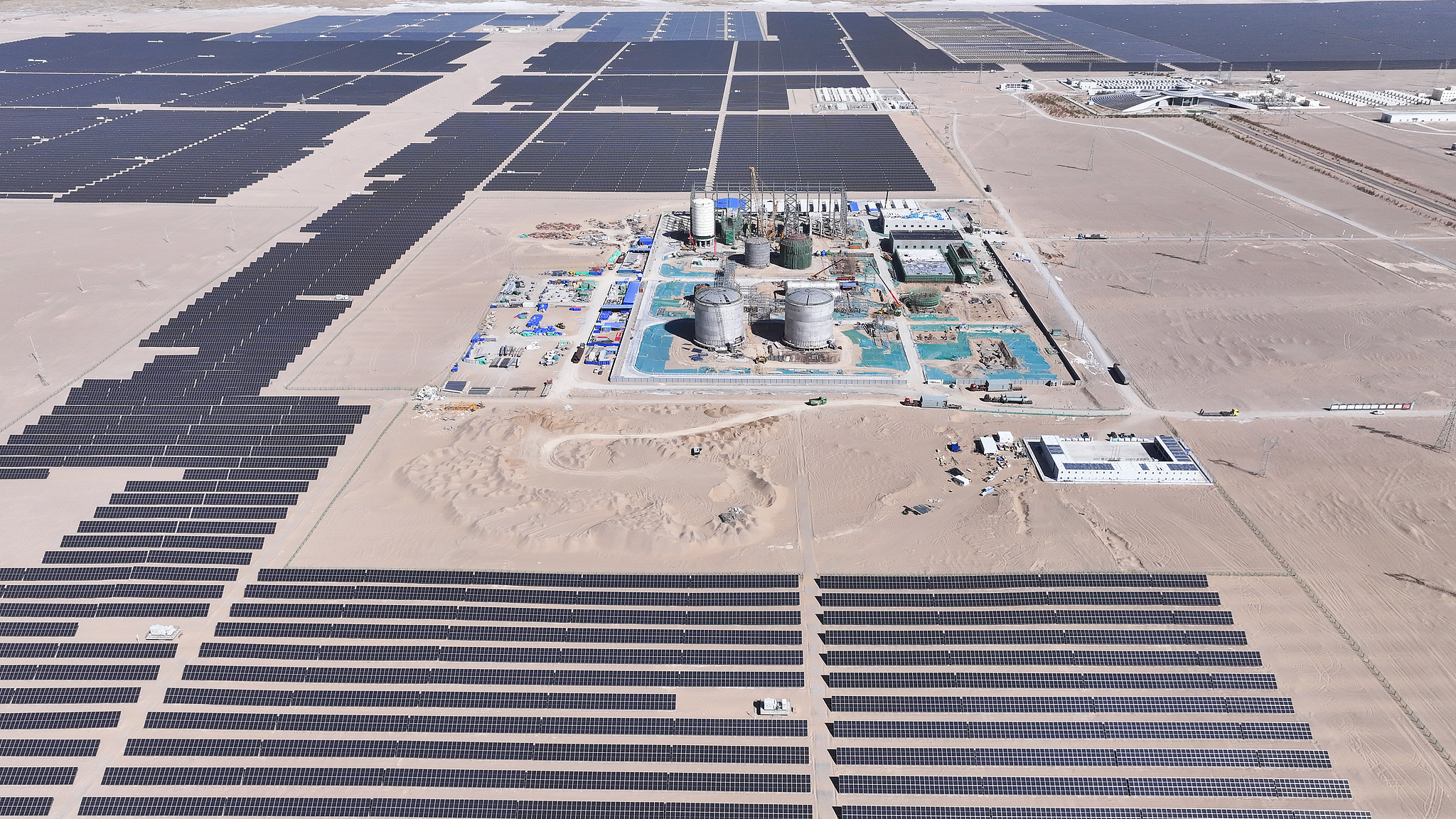 Construction underway on the world's largest liquid air energy storage project in Golmud City, Haixi Mongolian and Tibetan Autonomous Prefecture in northwest China's Qinghai Province, September 28, 2024. /VCG
