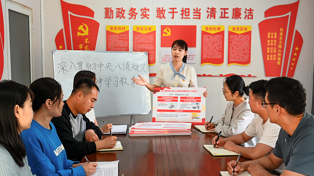 A disciplinary and supervisory official explains the spirit of the CPC's eight-point decision on improving conduct to community-level Party members in Yuanhui District, Luohe City, central China's Henan Province, April 22, 2025. /VCG