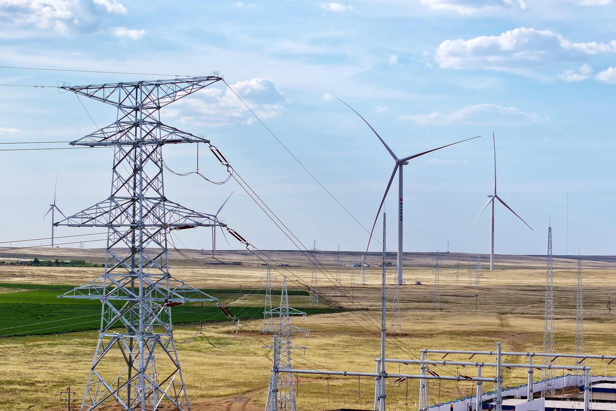 View of a 220-kilovolt transmission line passing through the vast grasslands and deserts in Ordos City, north China's Inner Mongolia Autonomous Region, June 5, 2025. /VCG