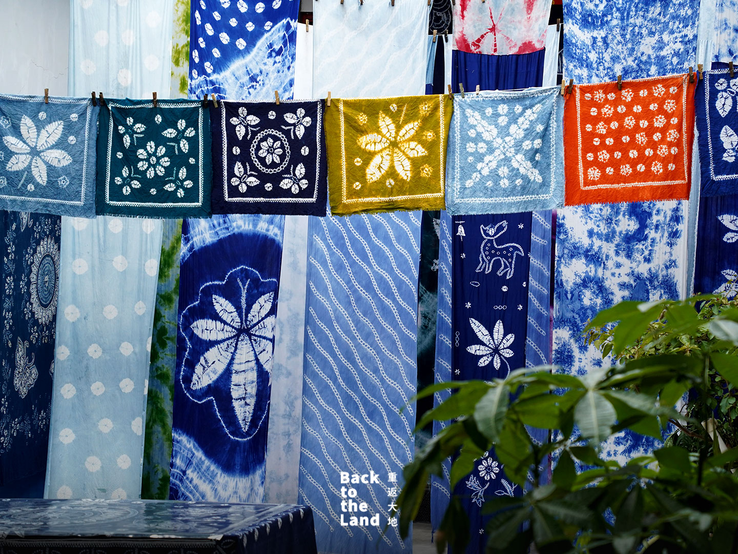 Traditional Dali tie-dye fabrics featuring intricate blue-and-white patterns are reimagined through modern design. /CGTN