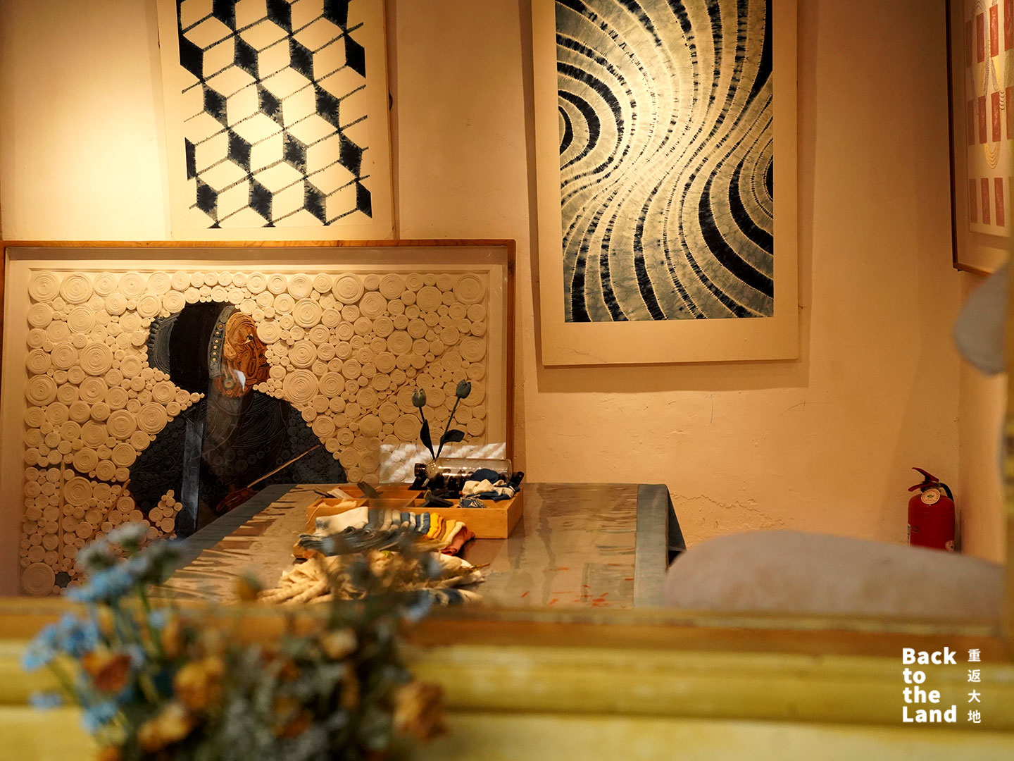 Traditional Dali tie-dye fabrics featuring intricate blue-and-white patterns are reimagined through modern design. /CGTN