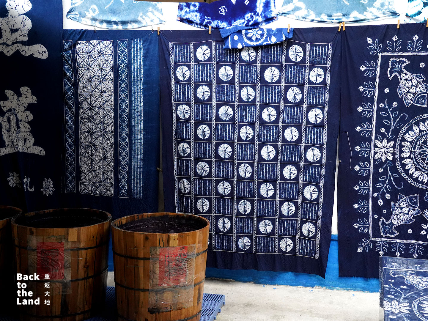 Traditional Dali tie-dye fabrics featuring intricate blue-and-white patterns are reimagined through modern design. /CGTN
