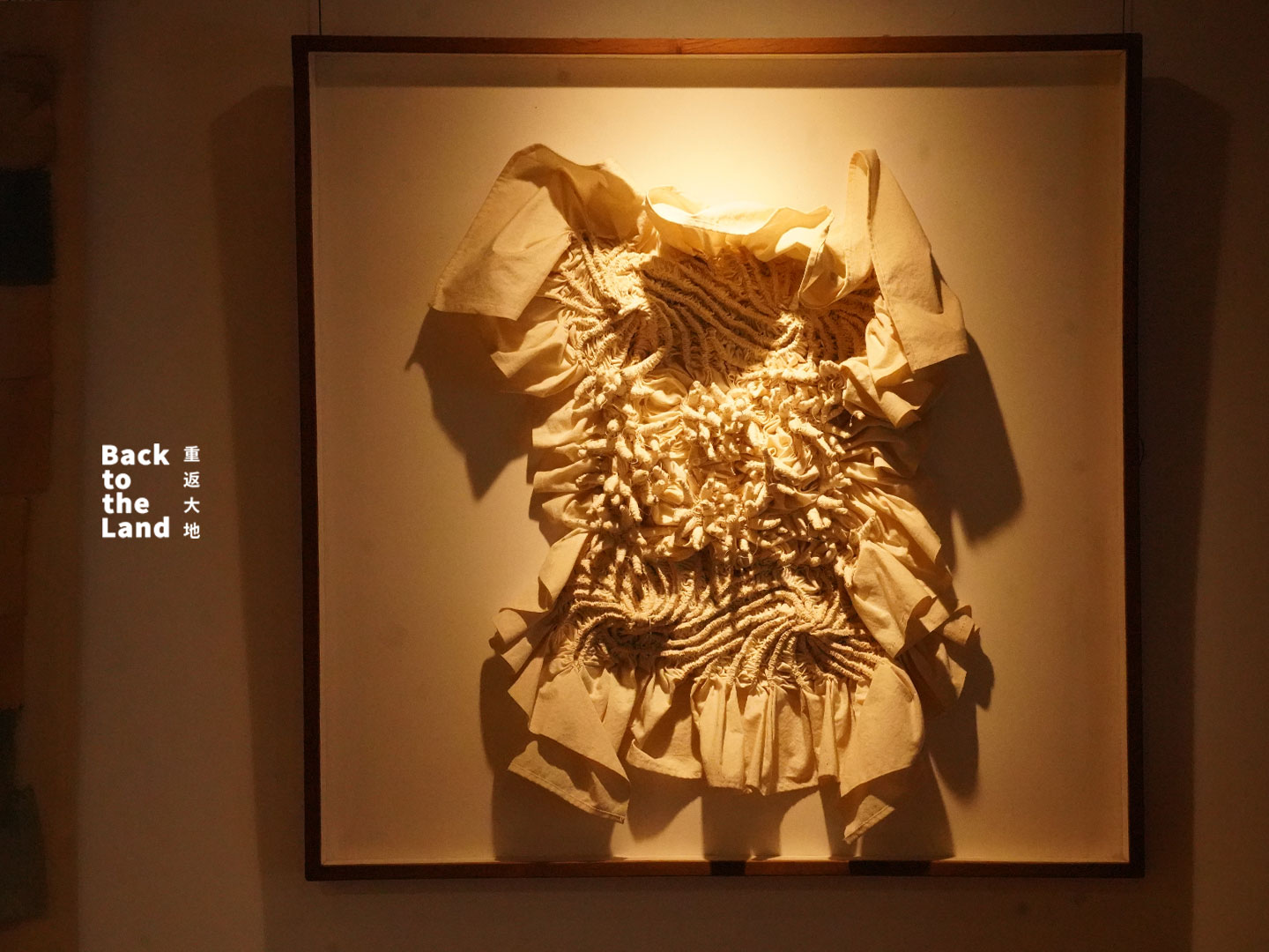 Traditional Dali tie-dye fabrics are reimagined through modern design. /CGTN