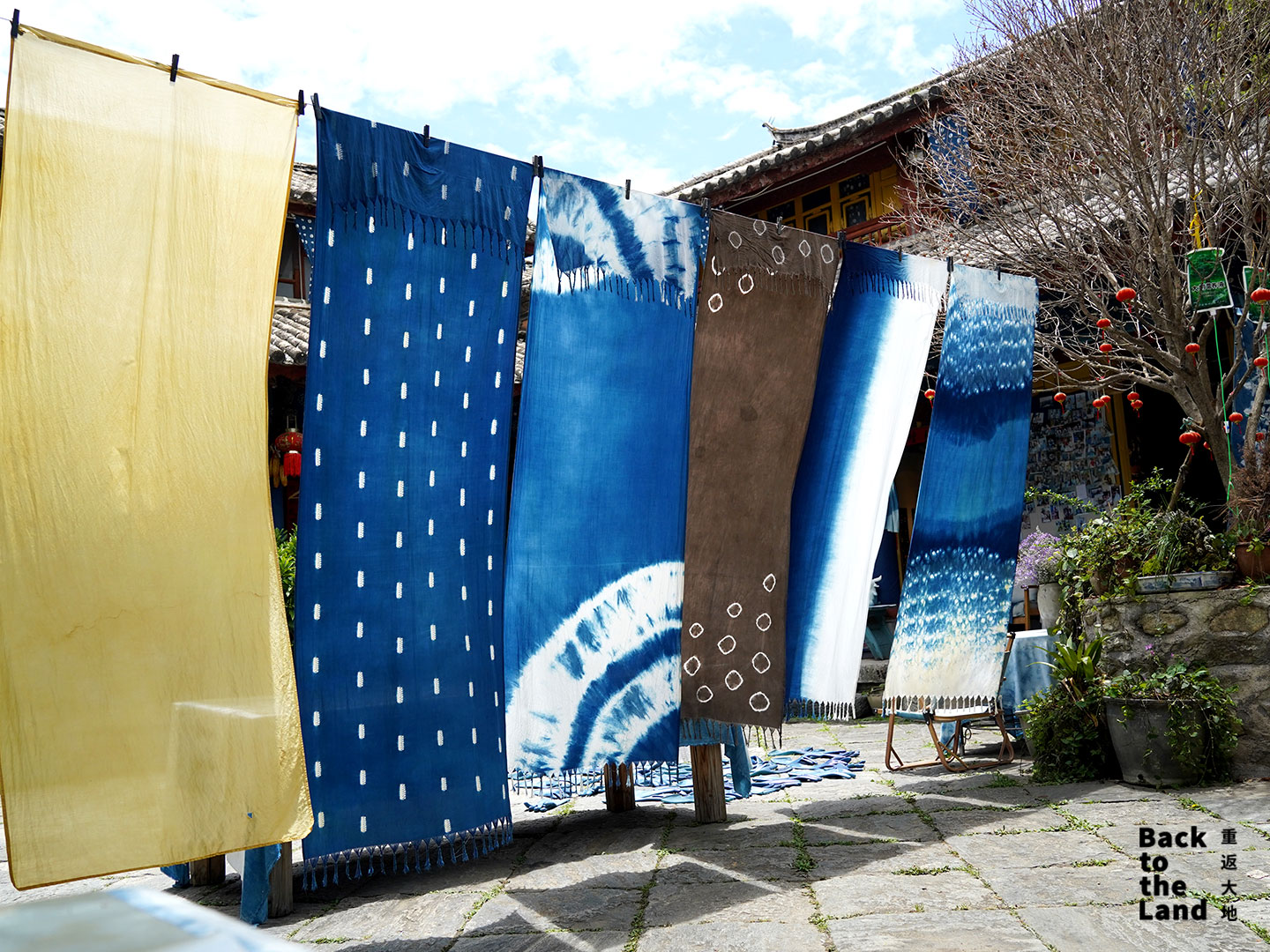 Traditional Dali tie-dye fabrics featuring intricate blue-and-white patterns are reimagined through modern design. /CGTN