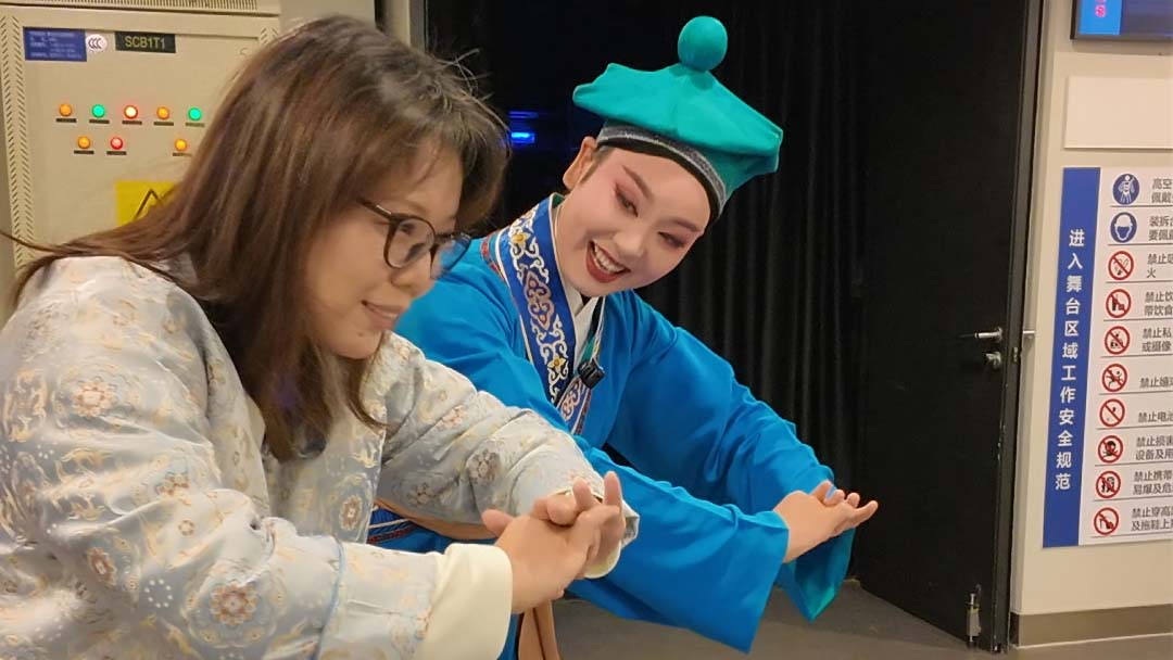 Huangmei Opera Posture Guide: The Art of Movement