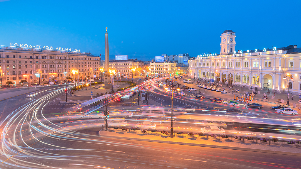 A traffic view in front of the train station in St. Petersburg, Russia./ VCG