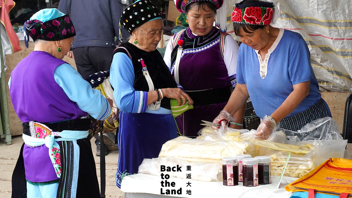 A morning market alive with Dali people