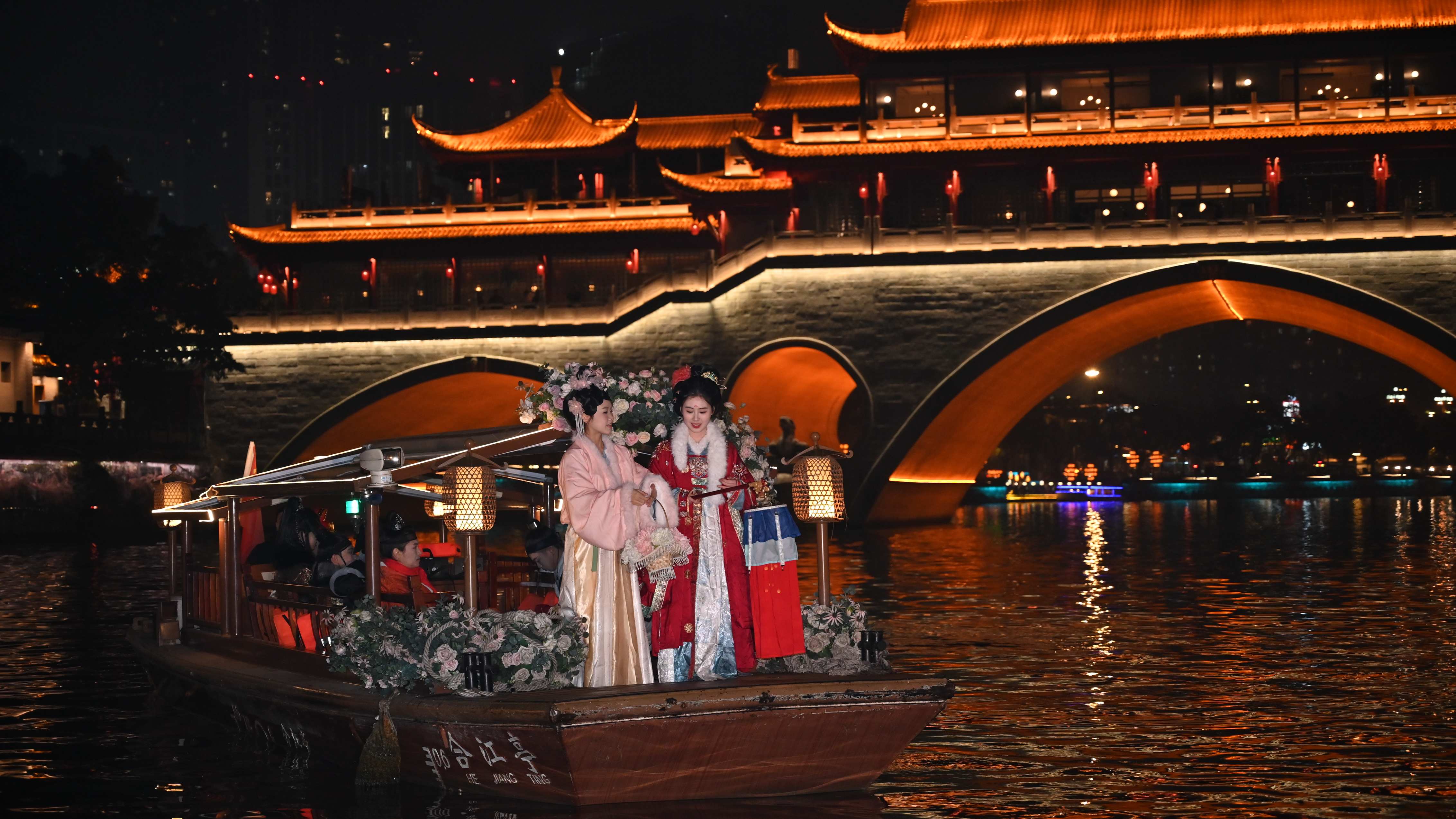 Cruising into 2026: Chengdu's river celebration