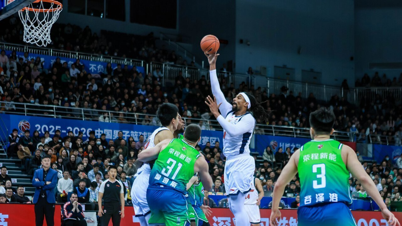 Jared Sullinger (C) of the Guangdong Southern Tigers shoots in the game against the Tianjin Pioneers in north China's Tianjin Municipality, December 30, 2025. /Guangdong Southern Tigers