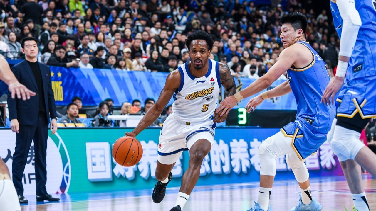 Barry Brown (#5) of the Guangsha Lions penetrates in the game against the Beijing Ducks in Beijing, December 30, 2025. /Guangsha Lions