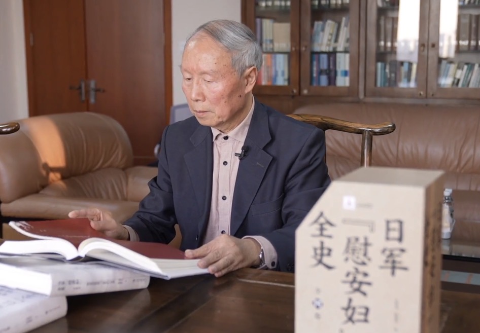 Professor Su Zhiliang, one of the authors of the book 
