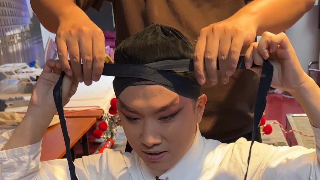 Opera actors' hair binding: An ancient beauty secret!