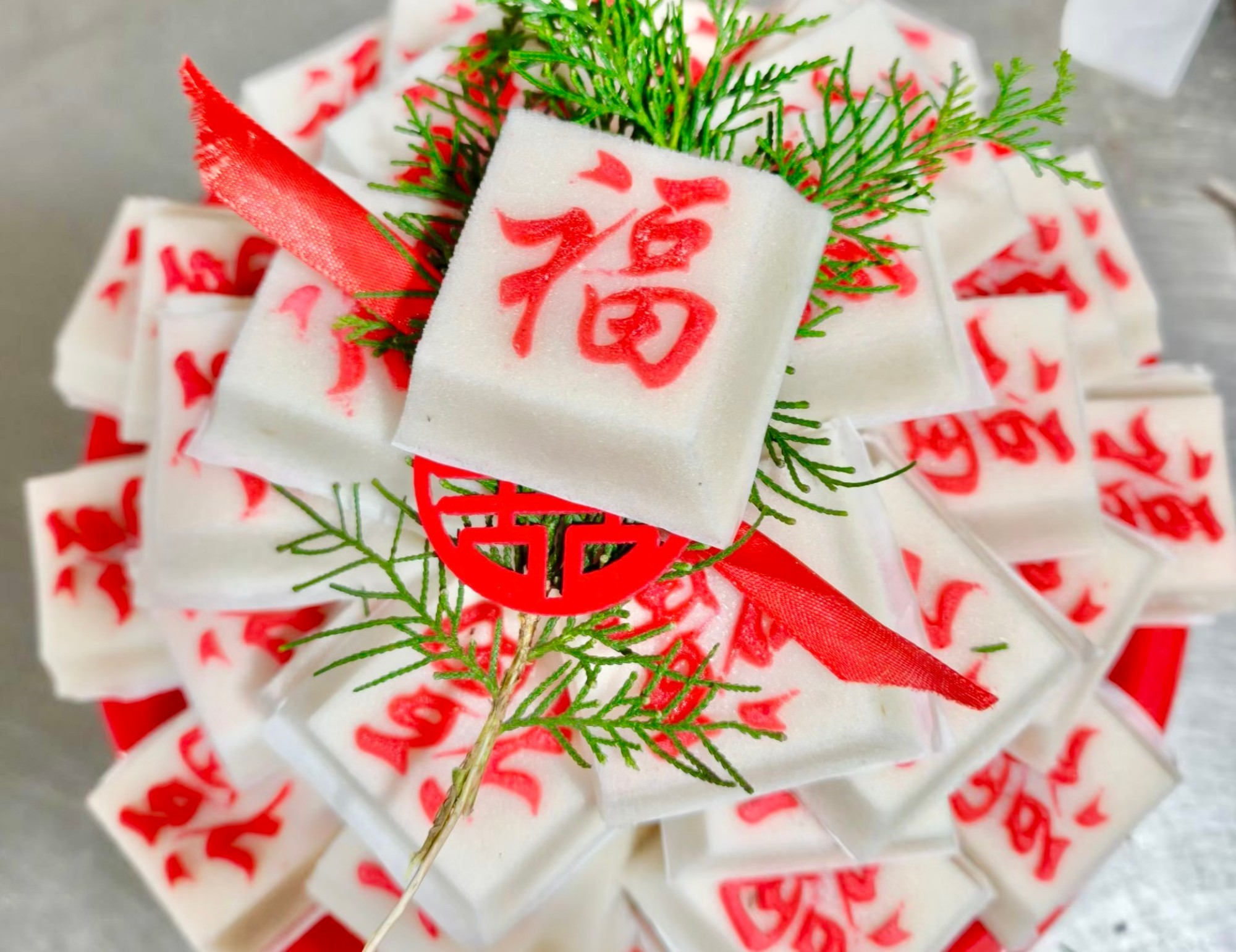 Handmade rice cakes shaped like ingots, peaches, persimmons and other auspicious symbols are seen on display at a village pastry shop in Changzhou, Jiangsu Province, December 31, 2025. /VCG