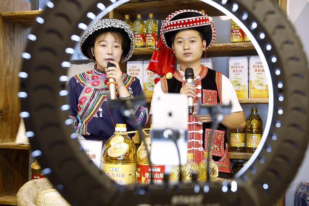 Farmers promote fresh produce via a livestream in Kunming, southwest China's Yunnan province on September 7, 2020. /VCG