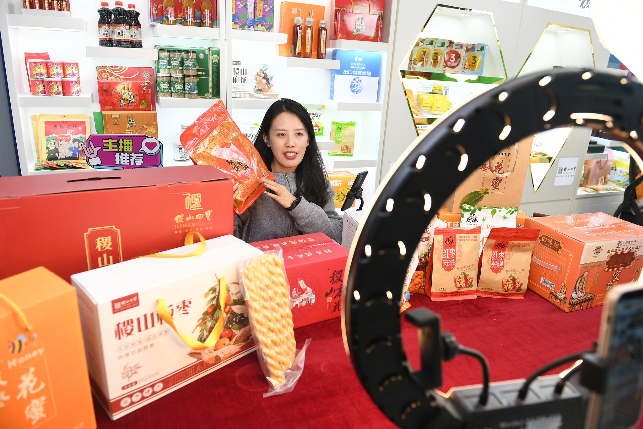 A staff member of the Rural e-Community Public Service Center in Yuncheng, Shanxi Province, is seen conducting a live-streaming sale of local specialty agricultural products, China, December 23, 2025. /VCG