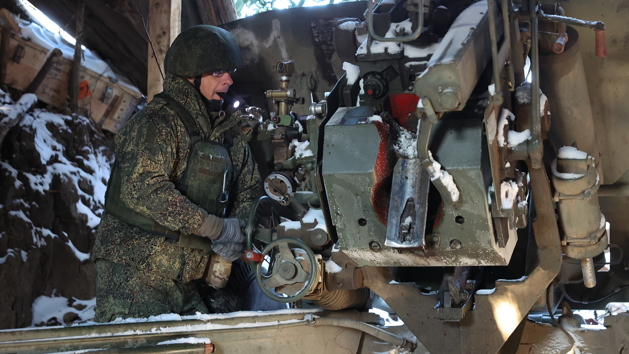 A serviceman during a combat mission by a Russian Army Group Dnepr 49th Combined Arms Army artillery force involving the use of a 152mm 2A62 Msta-B howitzer in the zone of Russia's special military operation, Kherson, Ukraine, December 27, 2025. /VCG
