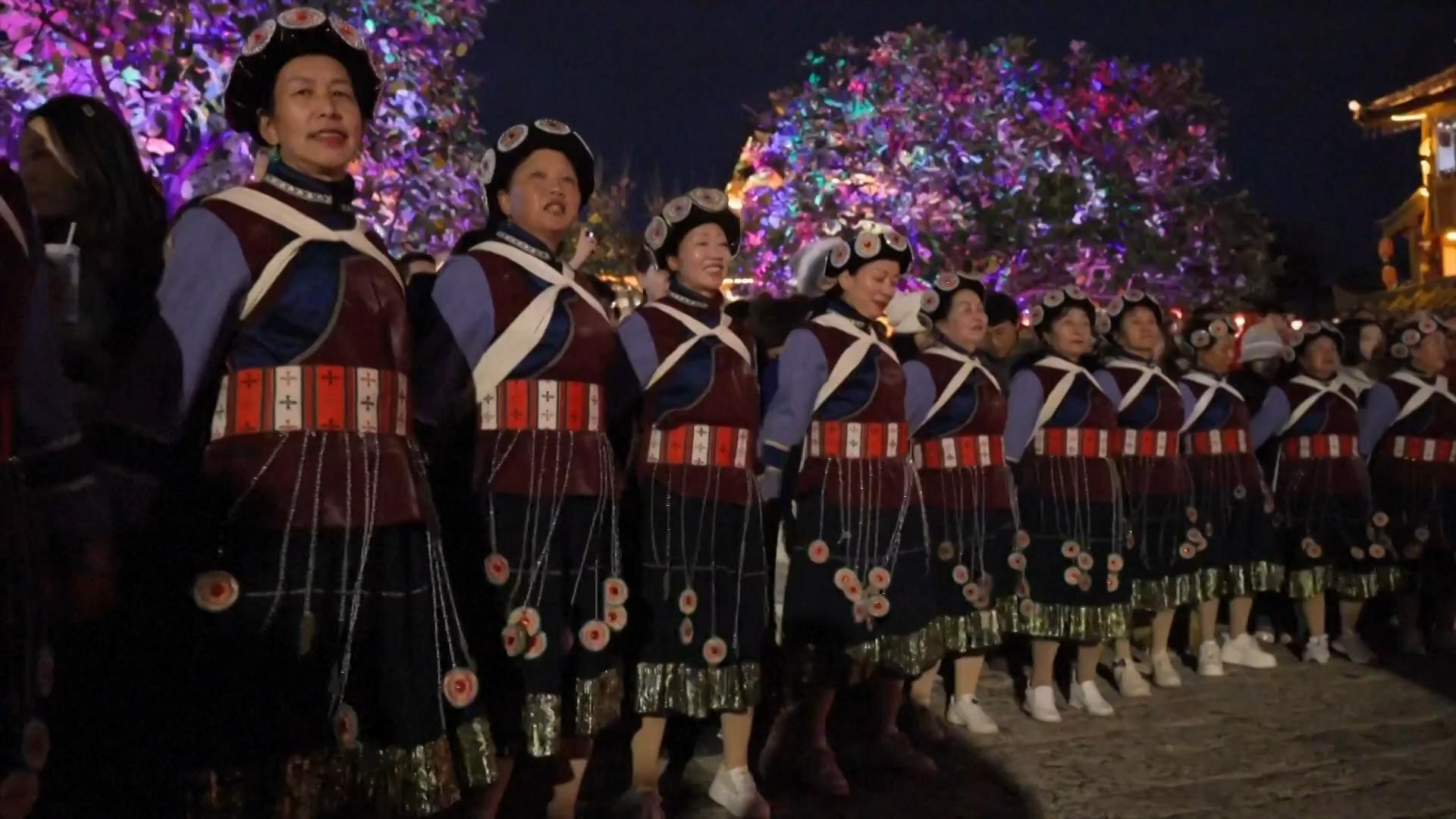 Naxi people join tourists in Datiao dance to welcome the New Year