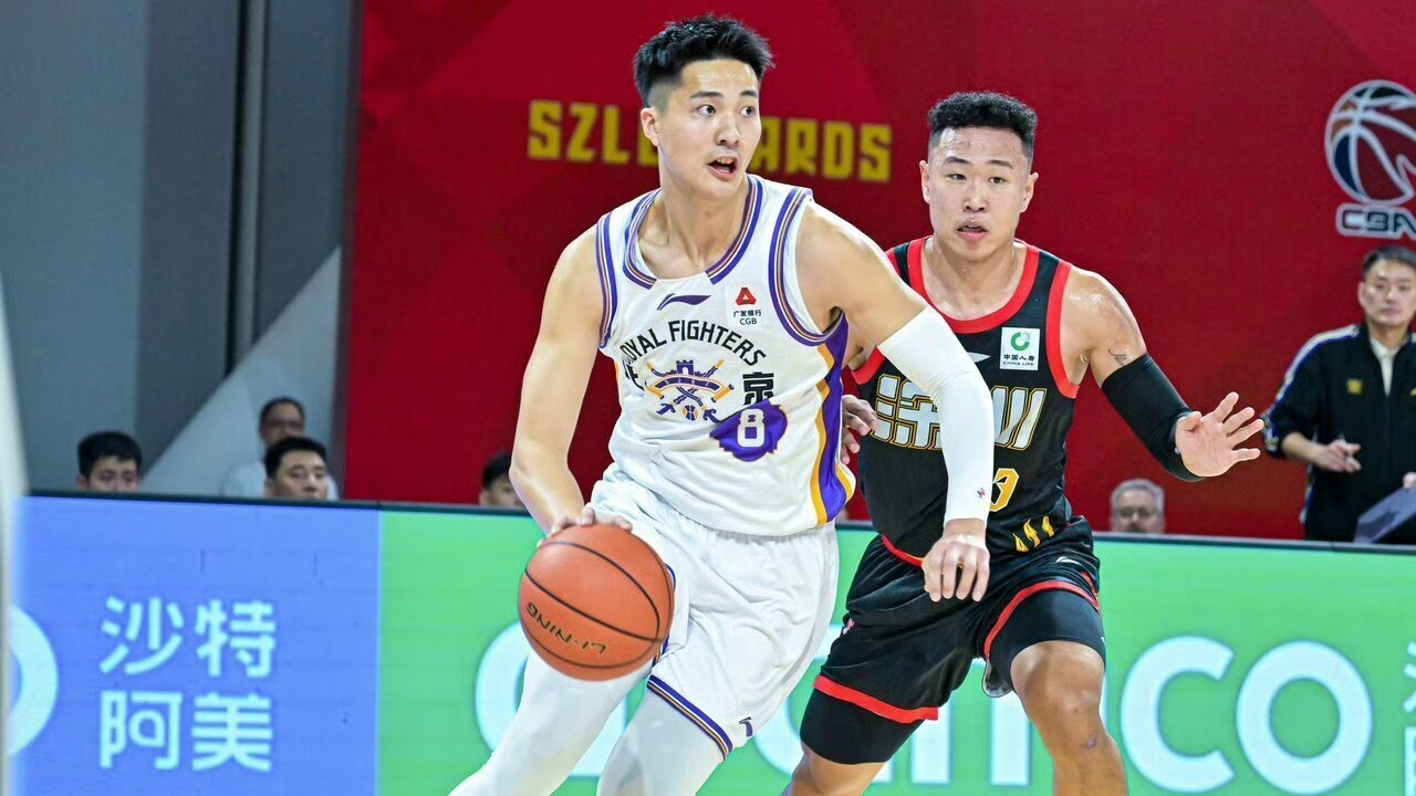 The Beijing Royal Fighters and the Shenzhen Leopards compete during the ninth round of the 2025–2026 Chinese Basketball Association (CBA) regular season in Beijing, China, on December 31, 2025. /Weibo

