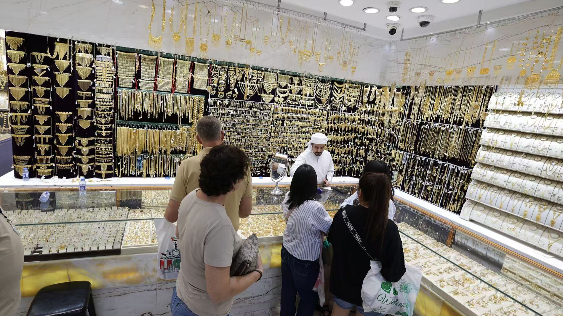 People gather at a jewelry shop inside the gold market in Dubai, United Arab Emirates, October 20, 2025. /VCG