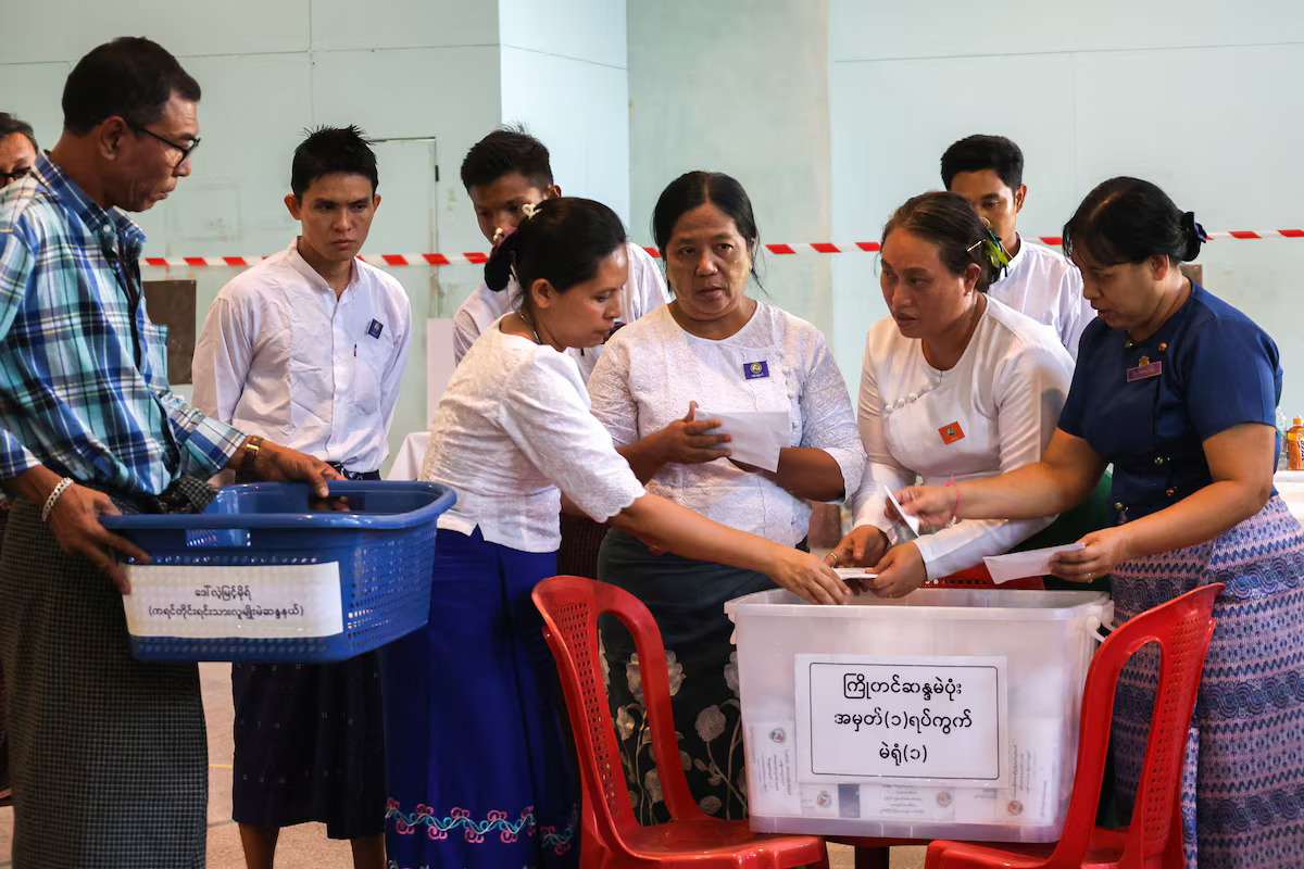 Election Commission officials count ballots at a polling station during Myanmar's general election, Yangon, Myanmar, December 28, 2025. /Reuters