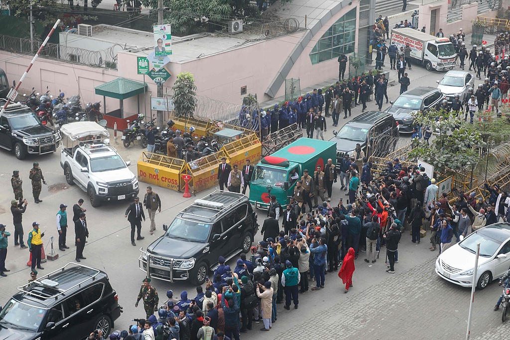 Security personnel escort a convoy carrying the remains of former Bangladeshi Prime Minister Khaleda Zia on December 31, 2025, Dhaka, Bangladesh. /CFP