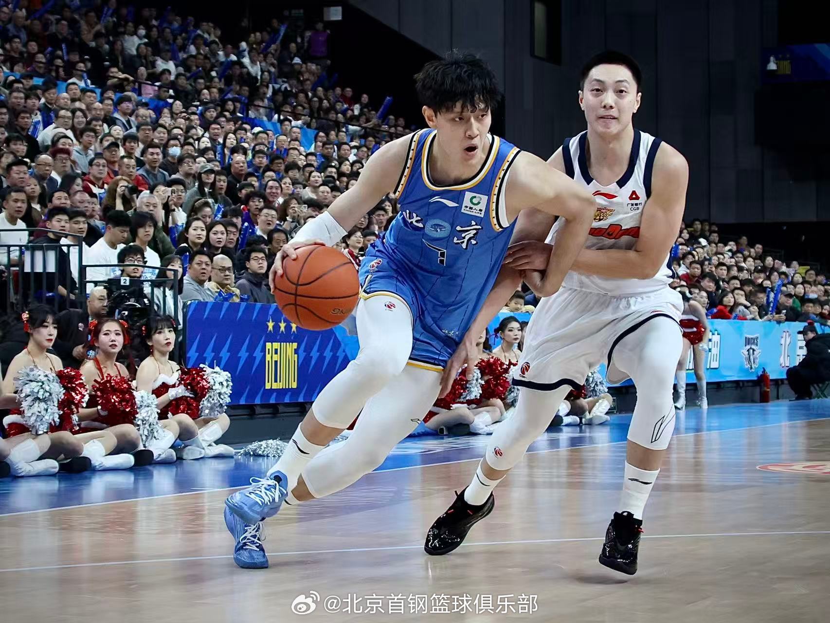 Zeng Fanbo (L) of the Beijing Ducks drives inside against the Guangdong Southern Tigers in a Chinese Basketball Association game in Beijing, China, January 1, 2026. /Beijing Ducks