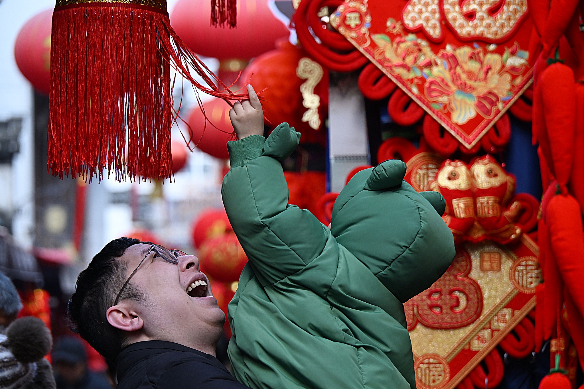 People select New Year decorations in Hefei, central China's Anhui Province, January 2, 2026. /VCG