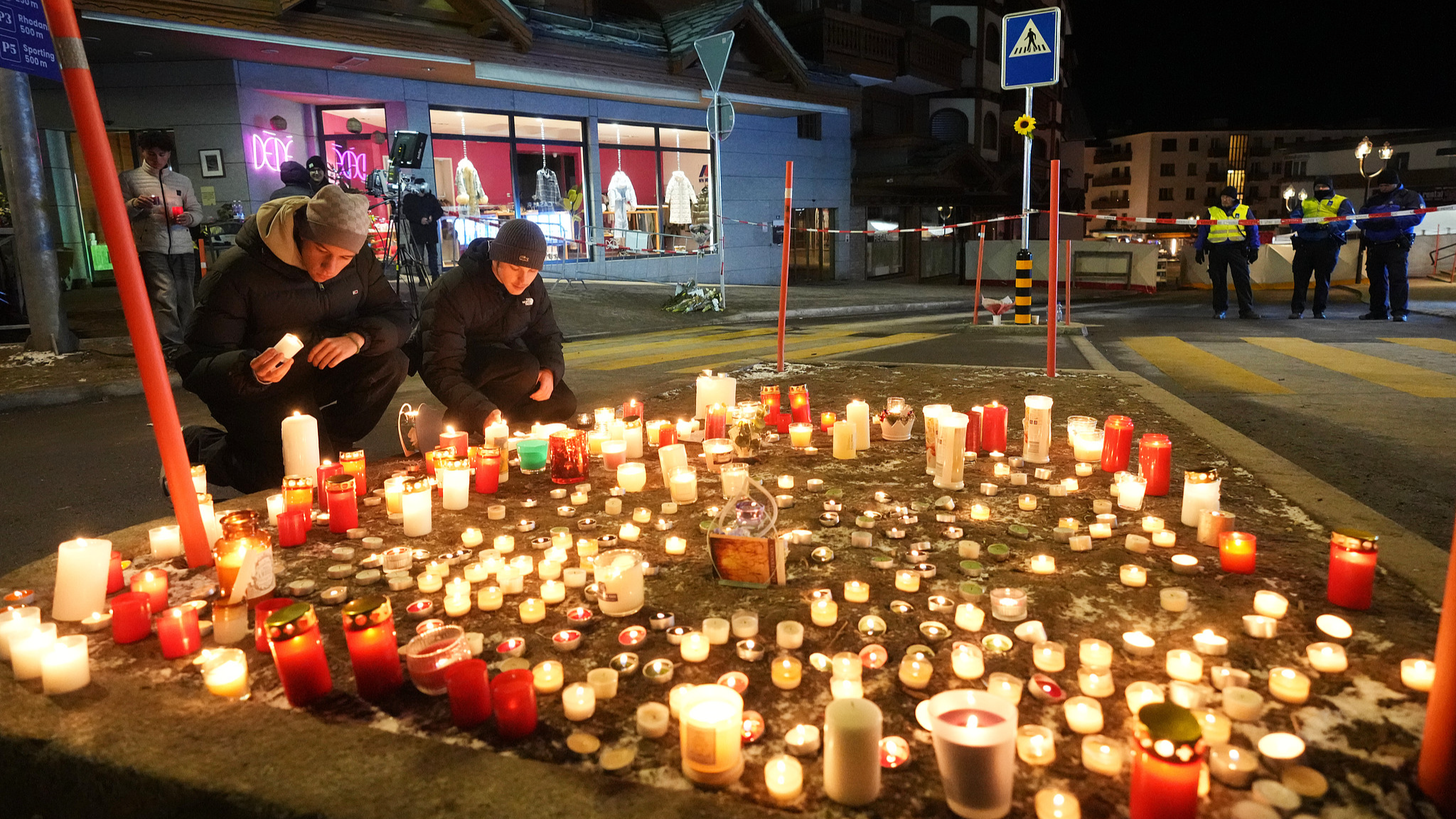 Live: View of the Swiss ski resort the day after the fire