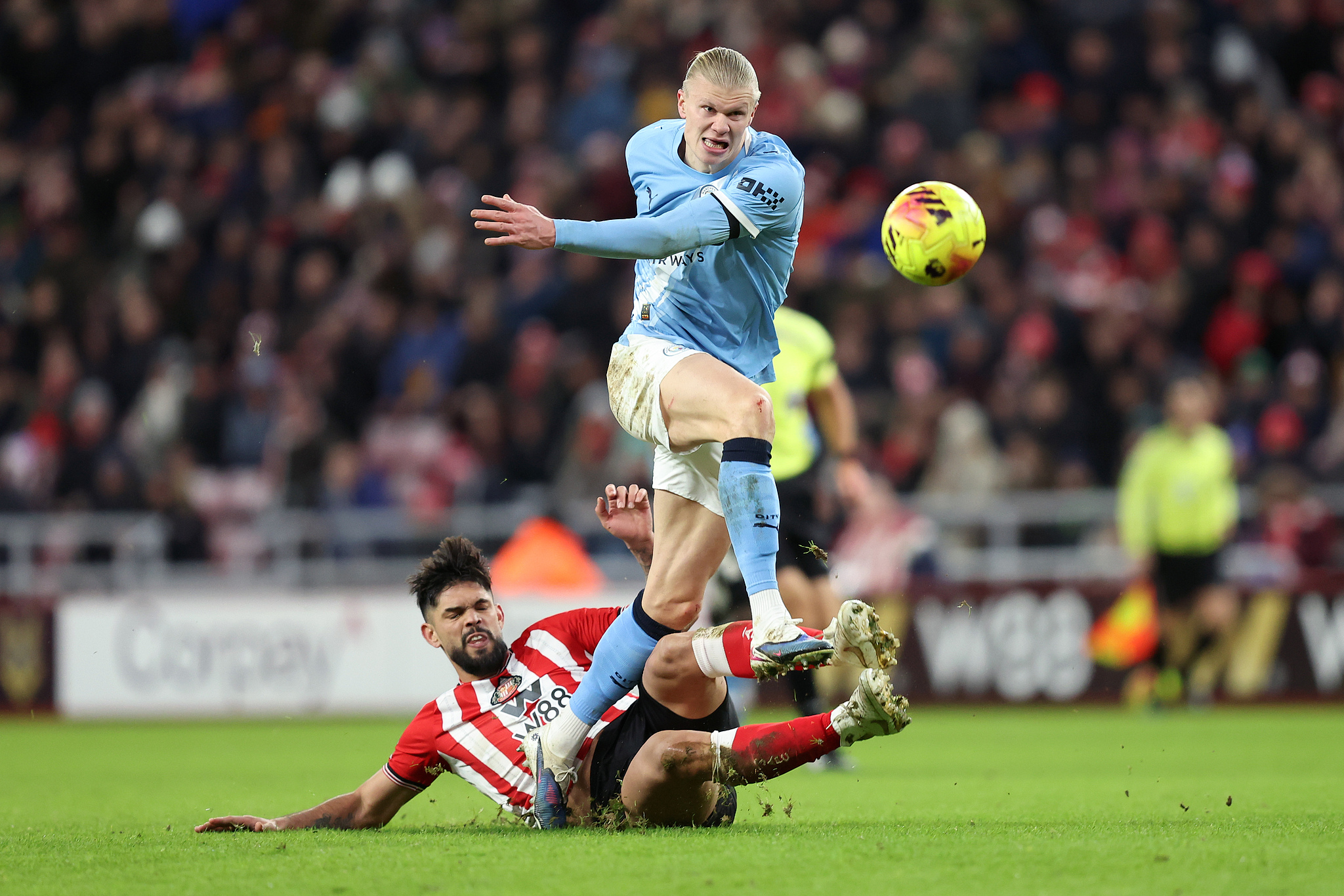 Erling Haaland (front) of Manchester City takes a shot against Sunderland in a Premier League match at the Stadium of Light in Sunderland, England, January 1, 2026. /VCG