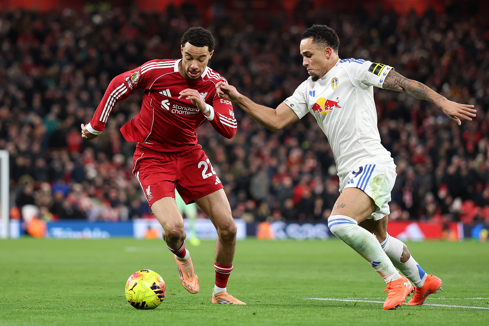 Hugo Ekitike (L) of Liverpool controls the ball against Leeds United in a Premier League match at Anfield Stadium in Liverpool, England, January 1, 2026. /VCG