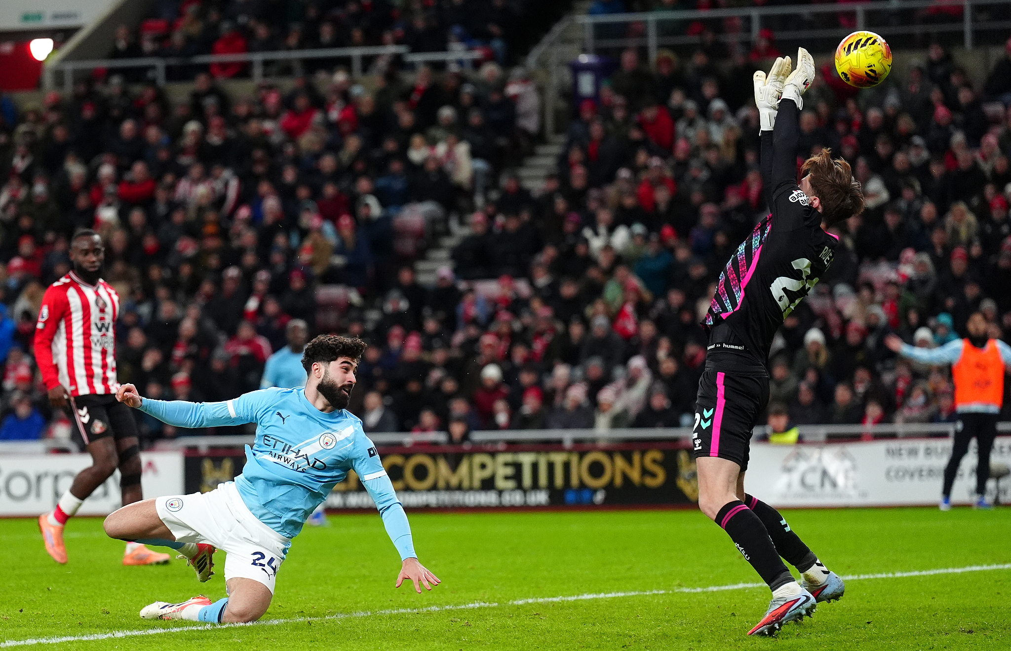 Josko Gvardiol (L) of Manchester City takes a shot against Sunderland in a Premier League match at the Stadium of Light in Sunderland, England, January 1, 2026. /VCG