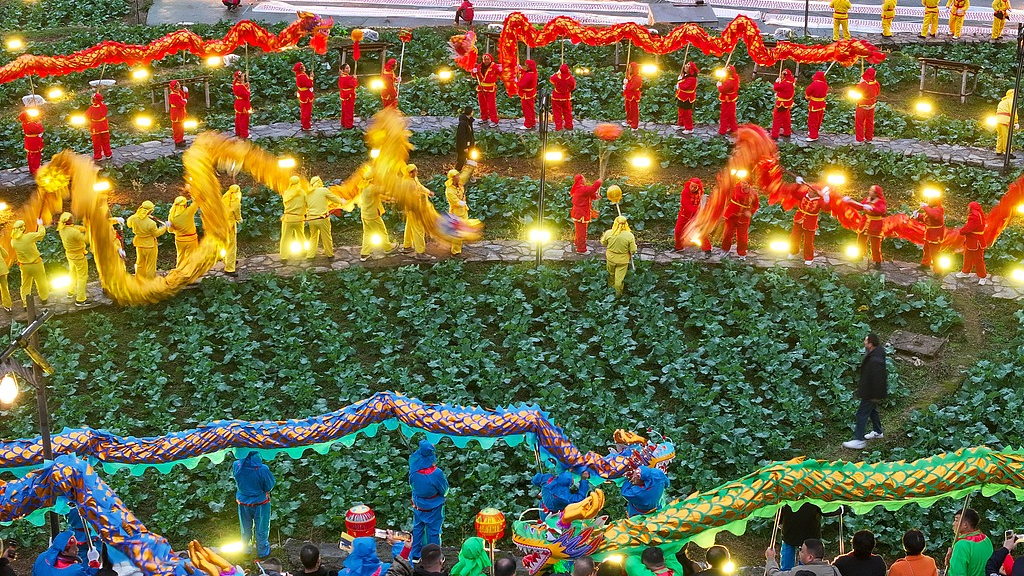 Folk artists performed a dragon dance at Wujiang Village in Zunyi, Guizhou Province, China, December 31, 2025. /VCG