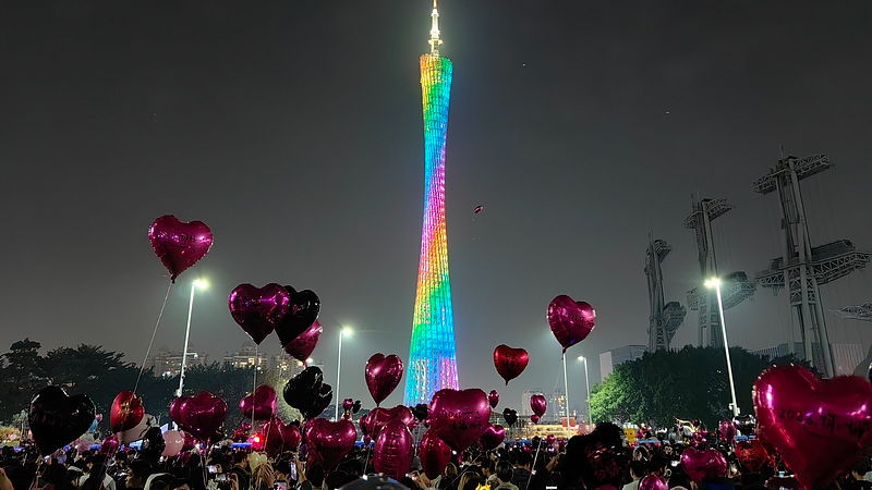 People gather underneath the Canton Tower to release balloons, ushering in the new year in Guangzhou, Guangdong Province, China, December 31, 2025. /VCG