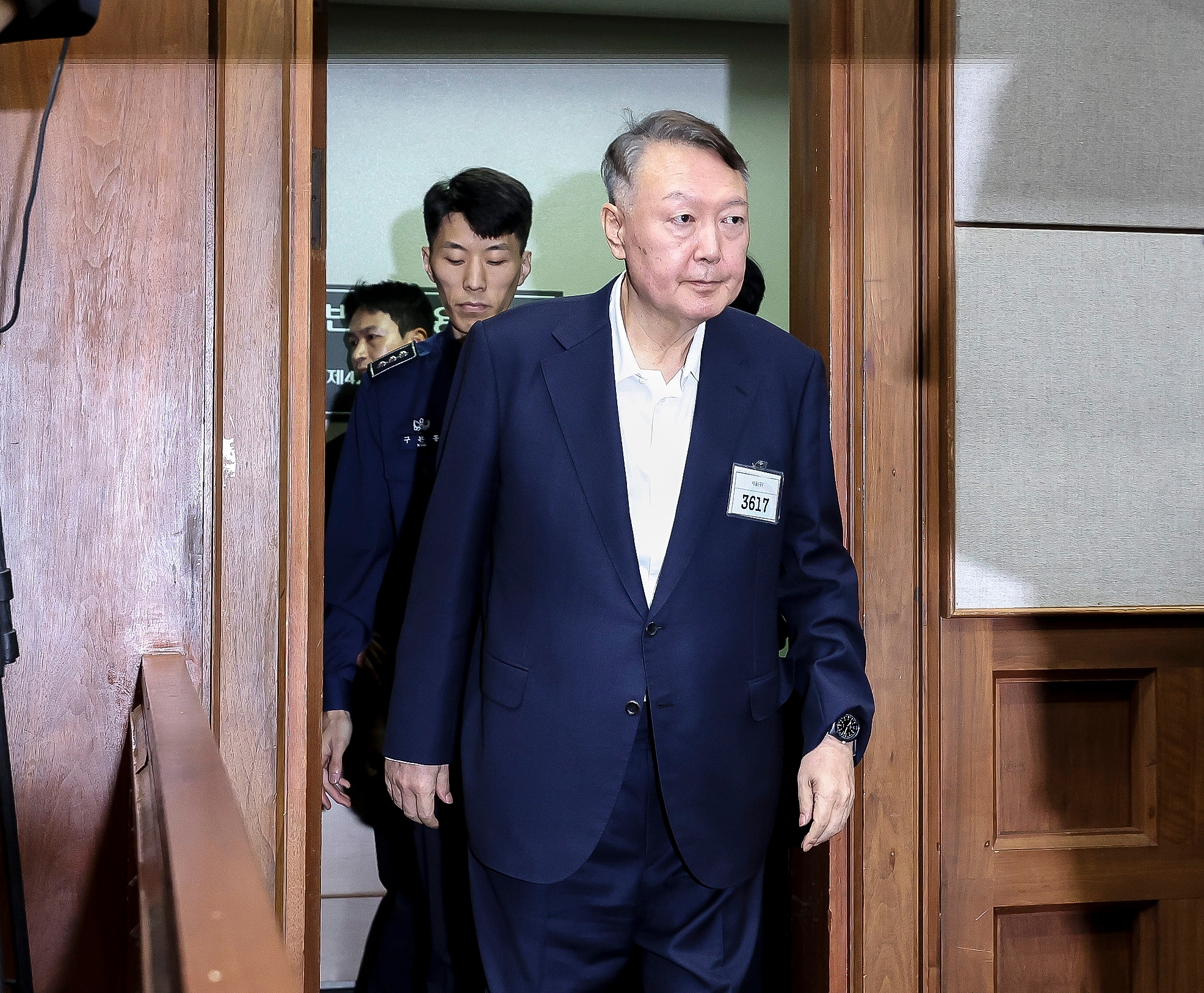 Former South Korean President Yoon Suk-yeol enters a courtroom to attend the hearing of his second trial on martial law-related charges in Seoul, South Korea, September 26, 2025. /VCG