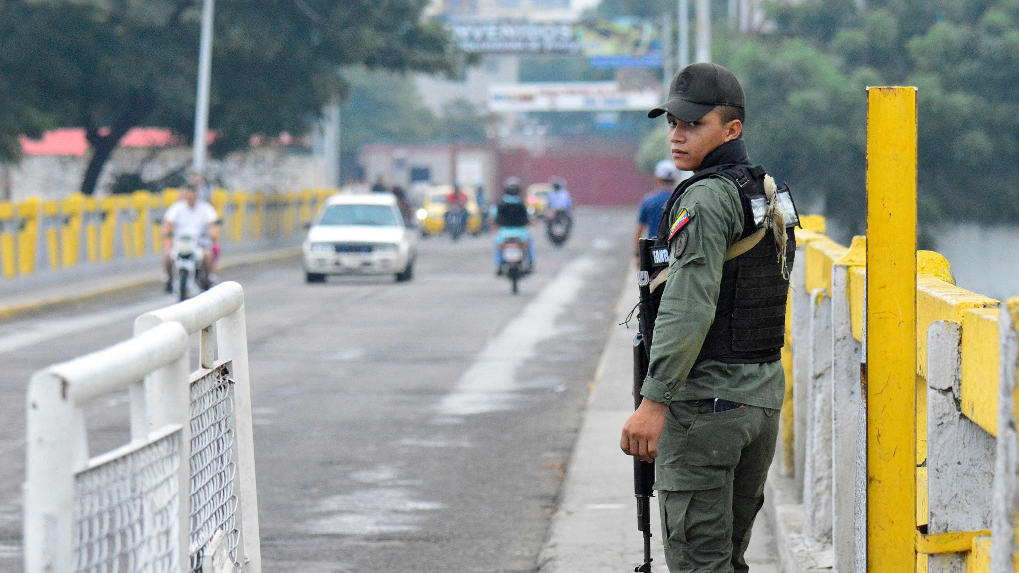 A Venezuelan soldier stands guard at the border crossing, January 3, 2026. /VCG