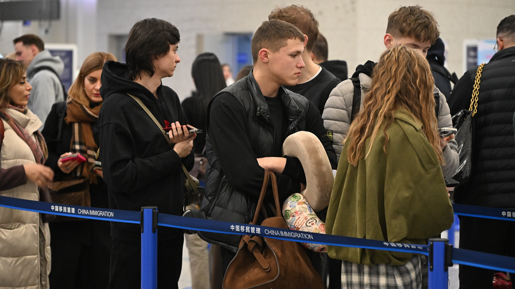 Foreign tourists lining up for customs checks at Shanghai Pudong International Airport, Shanghai, China, December 30, 2025. /VCG