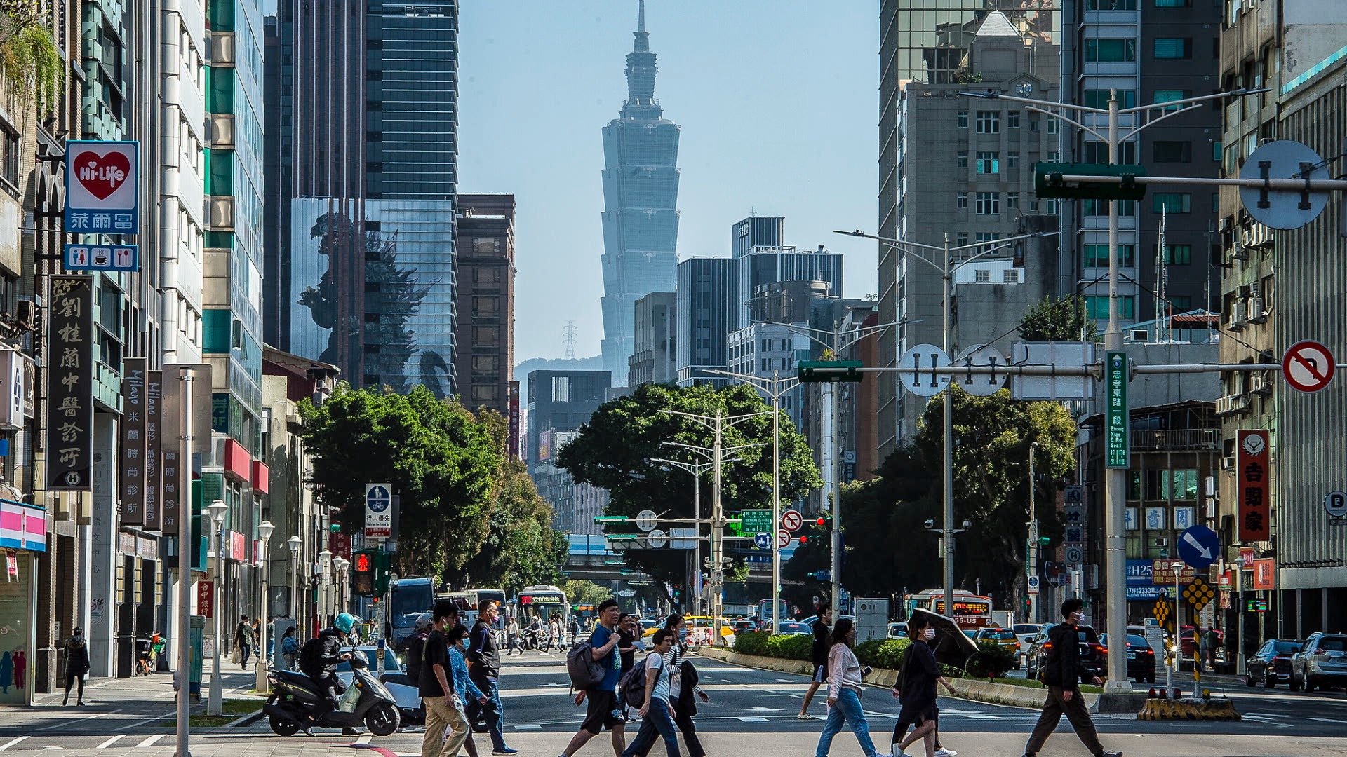 A file photo of passersby walking in downtown Taipei, southeast China's Taiwan region. /VCG