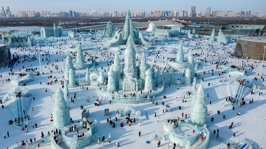 Live: World's largest ice-and-snow theme park draws visitors to northeast China's Harbin