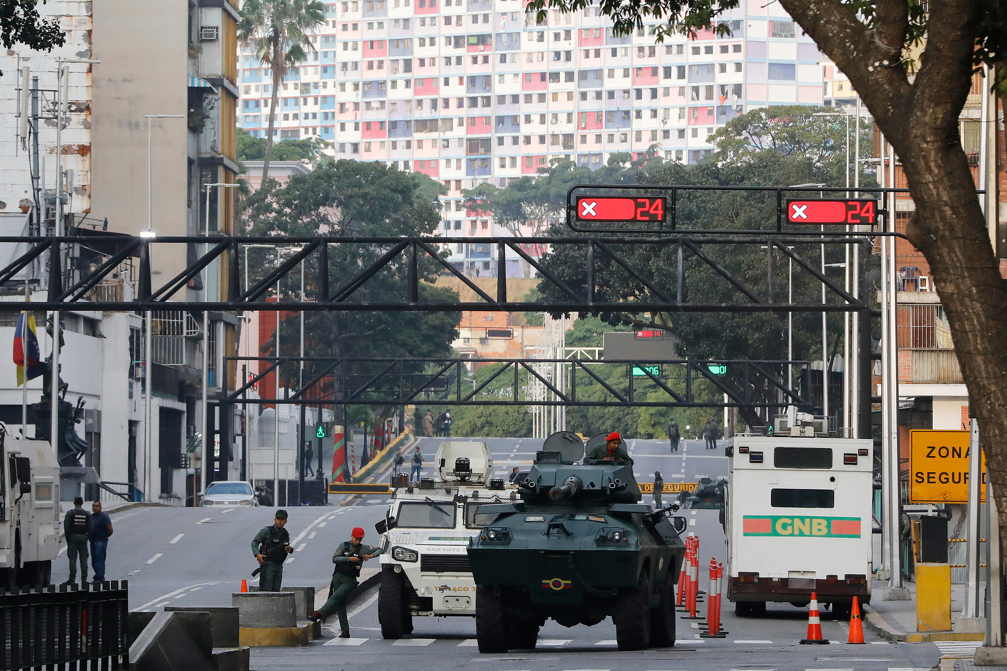 National Guard armored vehicles block an avenue leading to Miraflores presidential palace in Caracas, Venezuela, January 3, 2026. /VCG