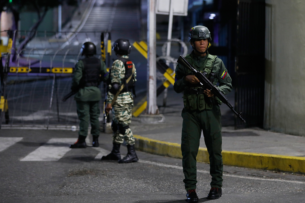 Soldiers guard the area around the Miraflores presidential palace after explosions and low-flying aircraft were heard in Caracas, Venezuela, January 3, 2026. /VCG