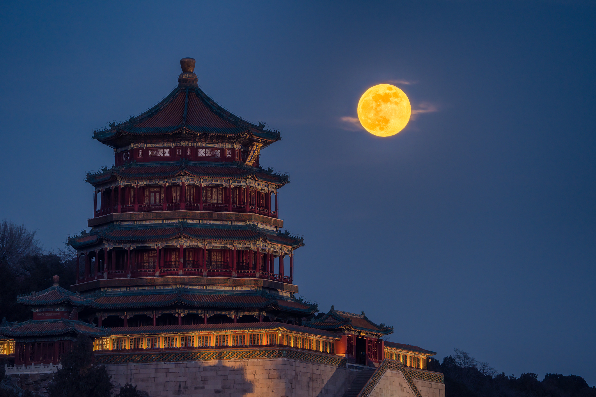 2026 wolf supermoon graces the sky